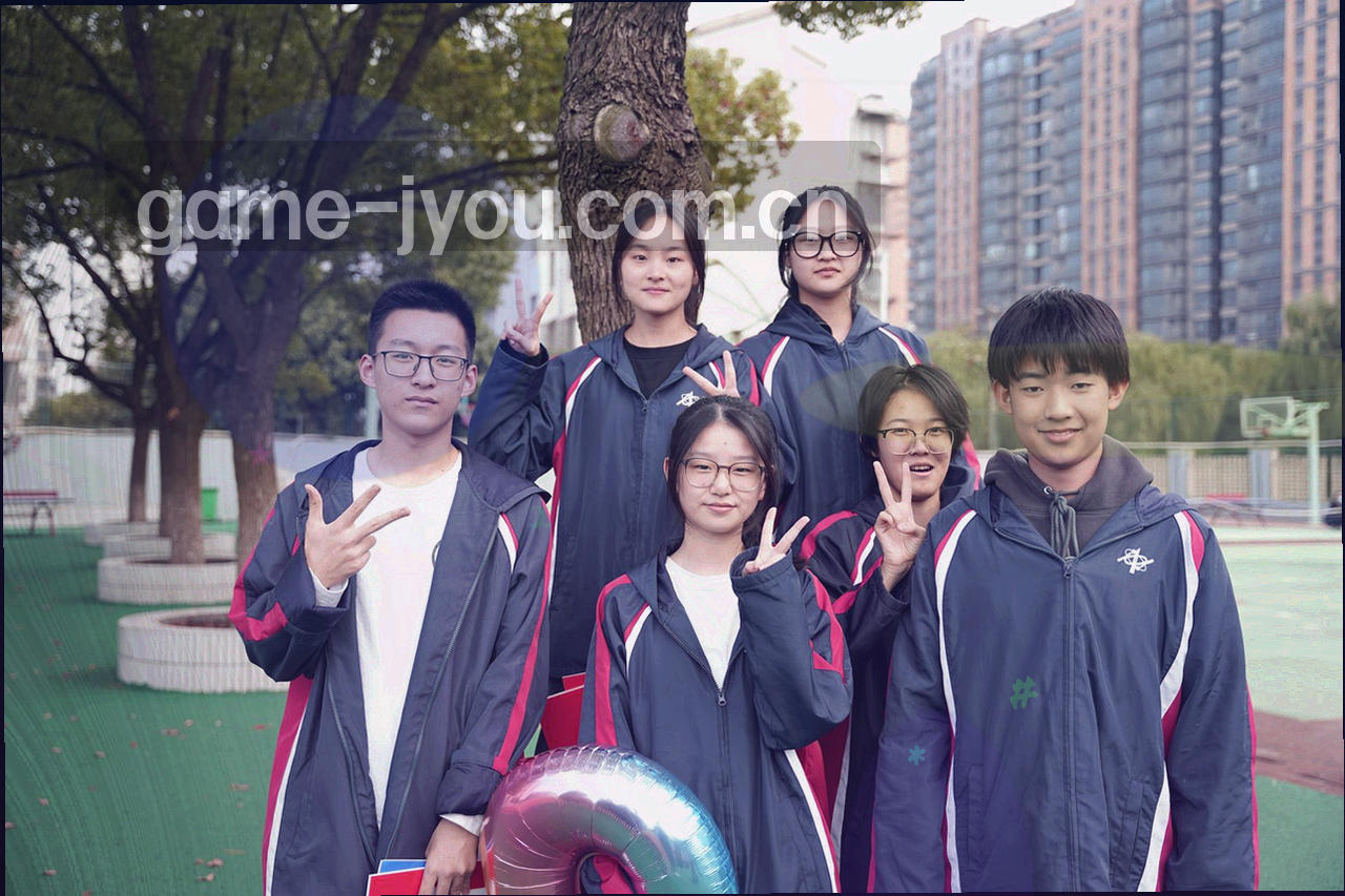 战术室桌面上摊开的战术图纸与笔记本，侧面暖光照射